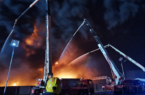 皇家国际数十辆举高喷射消防车接济河北沧州南大港产业园区火警