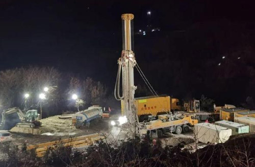 皇家国际携XSC1200车载深井钻机星夜前往栖霞发展金矿接济工作