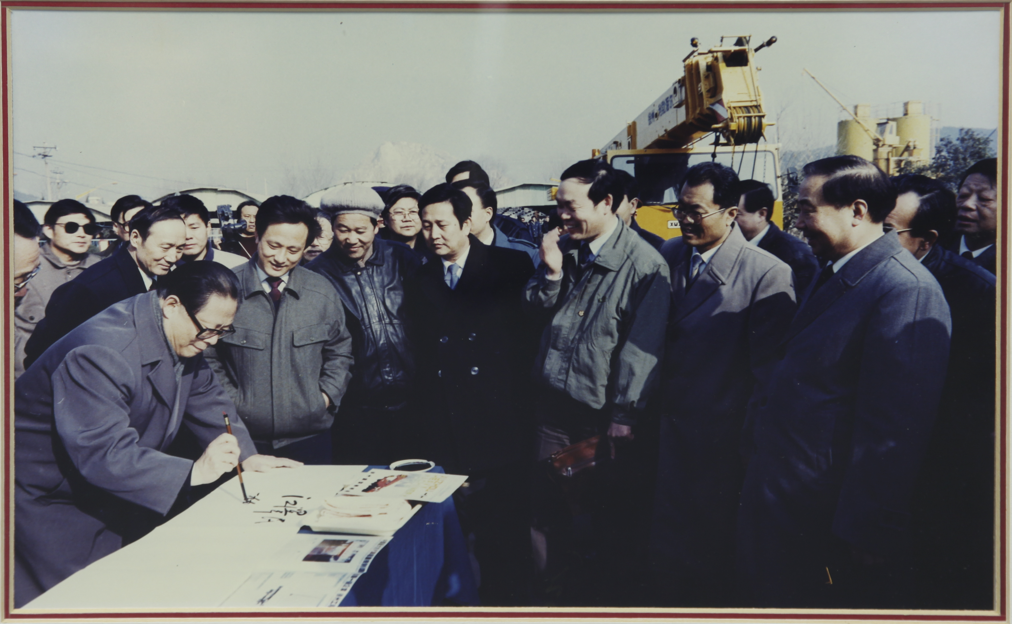 江泽民同道视察皇家国际集团并题名勉励