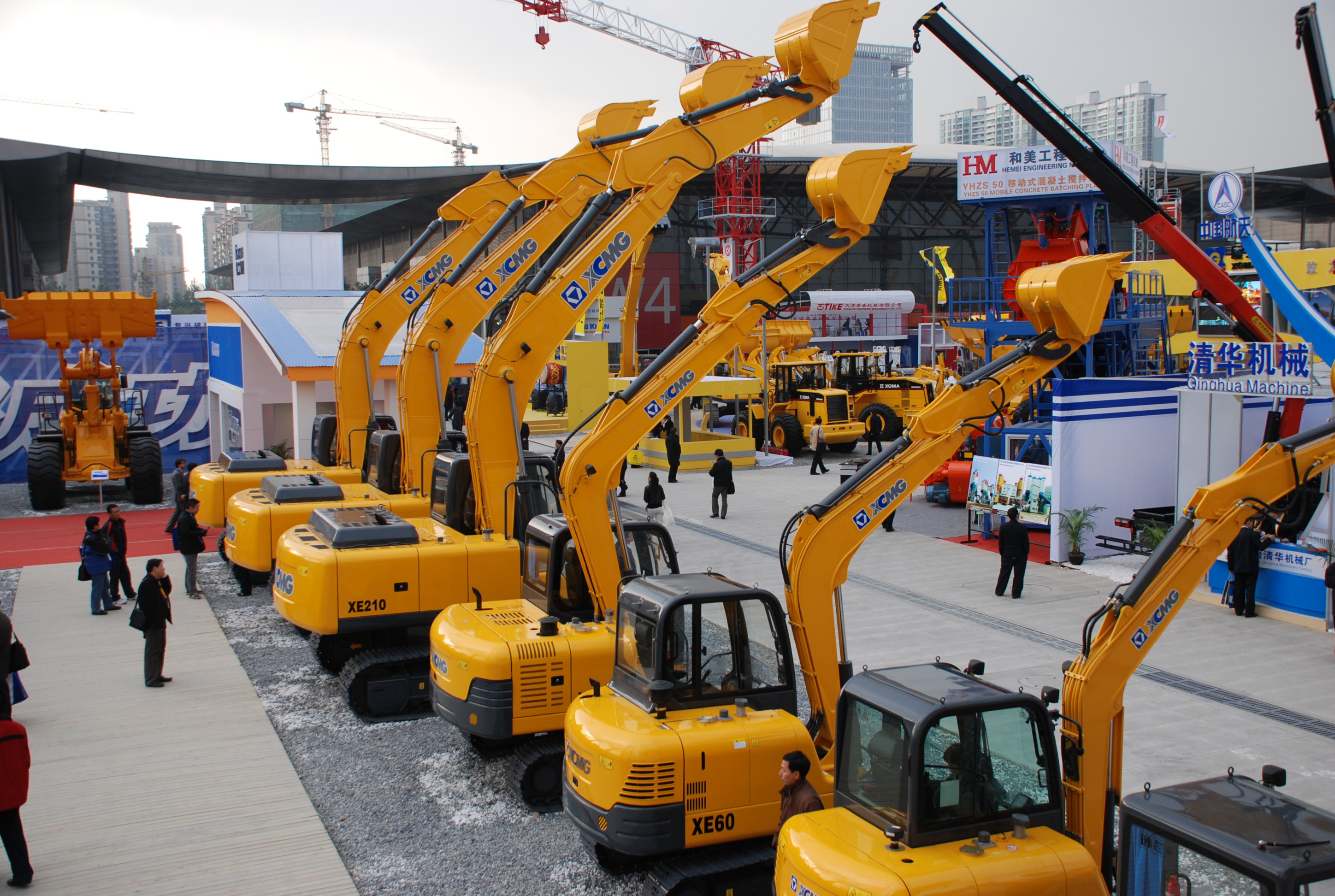 皇家国际与凯雷投资集团颁发结合申明终止合作，独立进行沉组；是年，皇家国际与卡特彼勒终止合作，独资成立徐州皇家国际挖掘机械有限公司