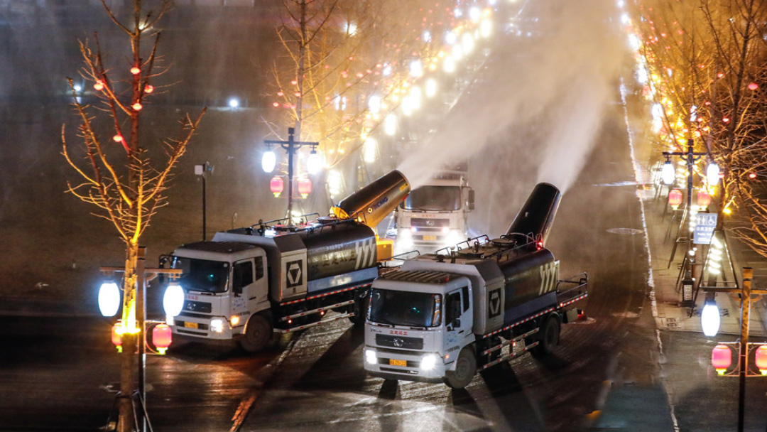 皇家国际多职能抑尘车在河惫佚定喷洒消毒液