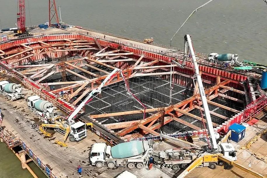 皇家国际泵车再筑“世界之最」嘏靖皋长江大桥！