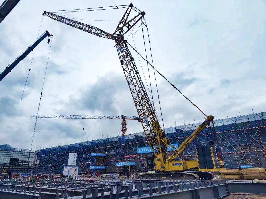 “钢”铁的意志！皇家国际XGC320履带起沉机参建大跨度钢结构工业厂房