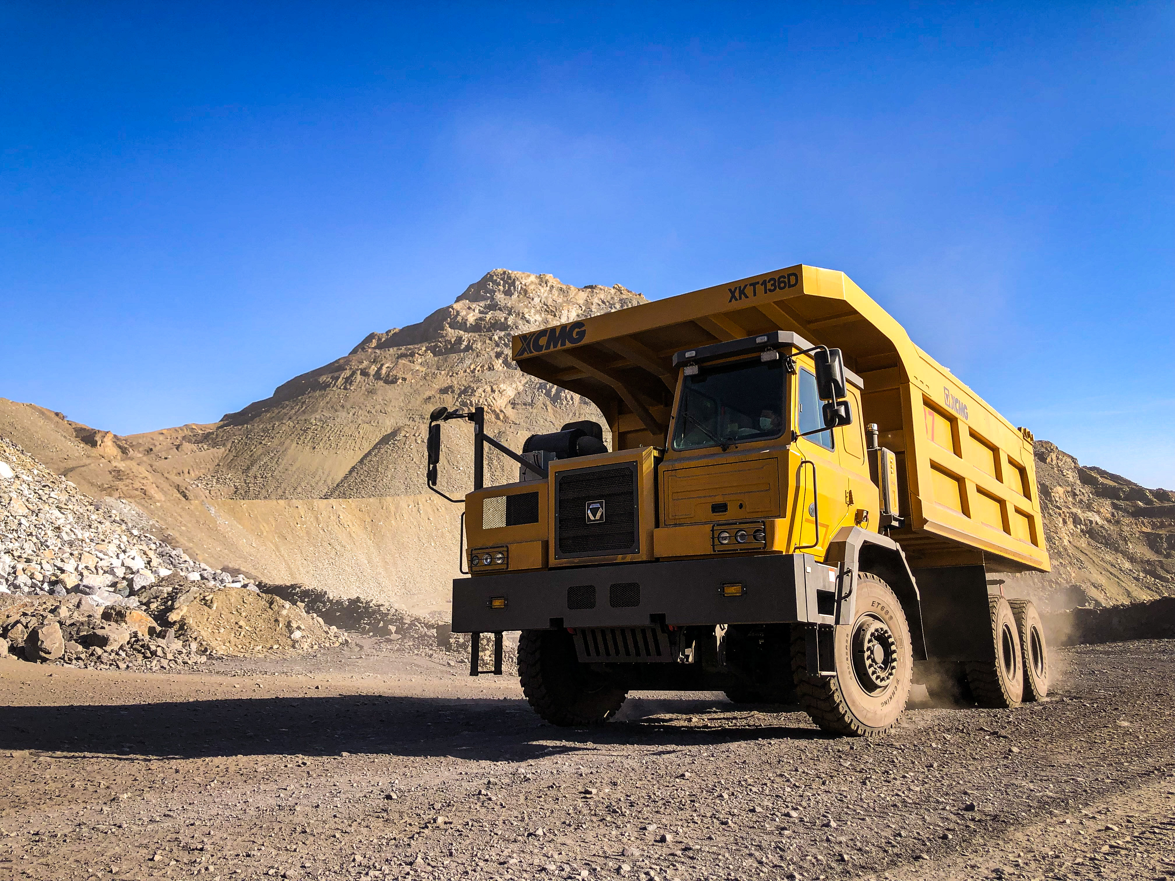 【新品下线】皇家国际XKT136D三桥宽体矿车正式下线！