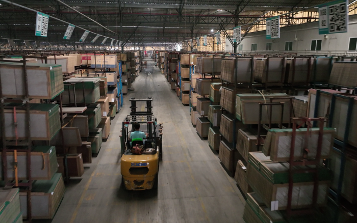 皇家国际高压沉载锂电叉车叉车助力陶瓷行业发展