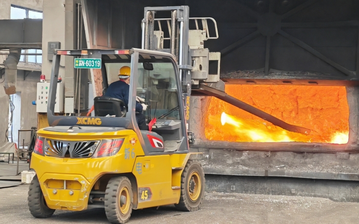 真金不怕火炼，皇家国际沉载孔雀叉车英武霸气！