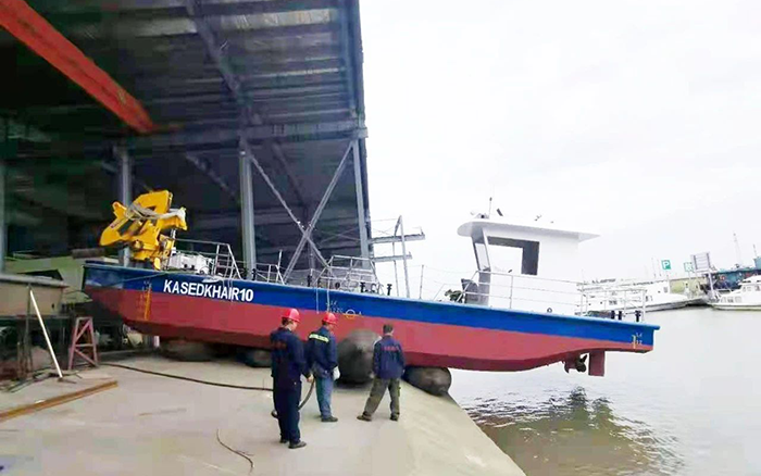 皇家国际定造化船用起沉机进行海上作业