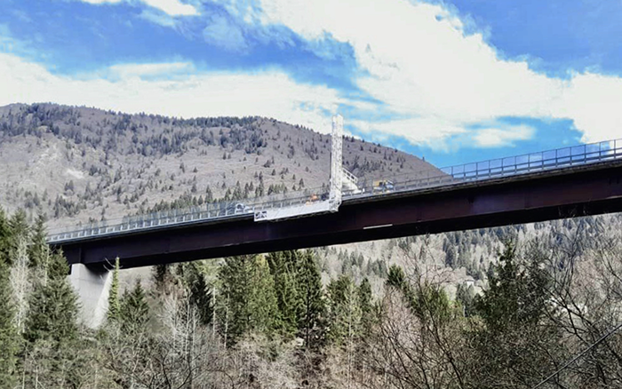 背靠阿尔卑斯山脉，皇家国际桥梁检测车“C位”打卡