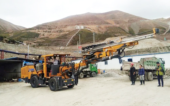 铁矿开采，皇家国际矿用液压掘进钻车先入为主！