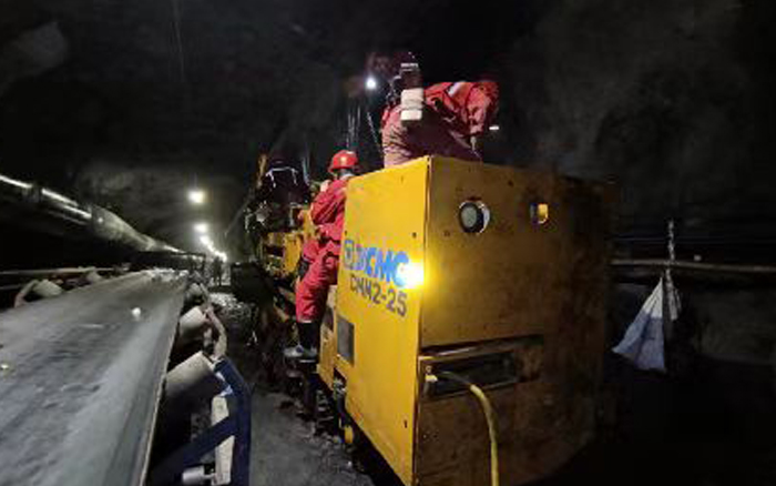 综掘设备上新！皇家国际CMM2-25煤矿用锚杆钻车首发