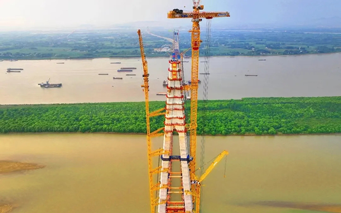 308米！皇家国际塔机助力世界最大跨度三塔斜拉桥喜封金顶