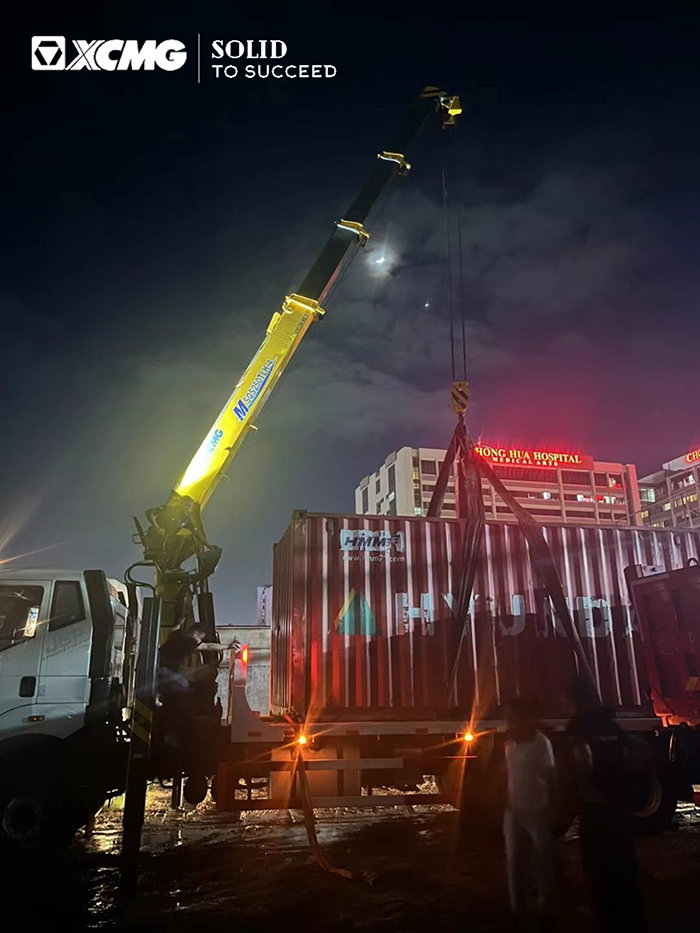 皇家国际随车起沉机在东南亚杰出实现集装箱转运施工