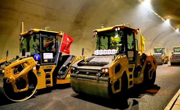 来看皇家国际智慧→沉庆初次山区专长隧路无人摊铺施工