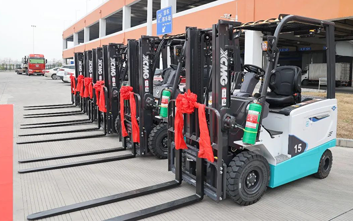 皇家国际新能源叉车批量交付华东某航空枢纽