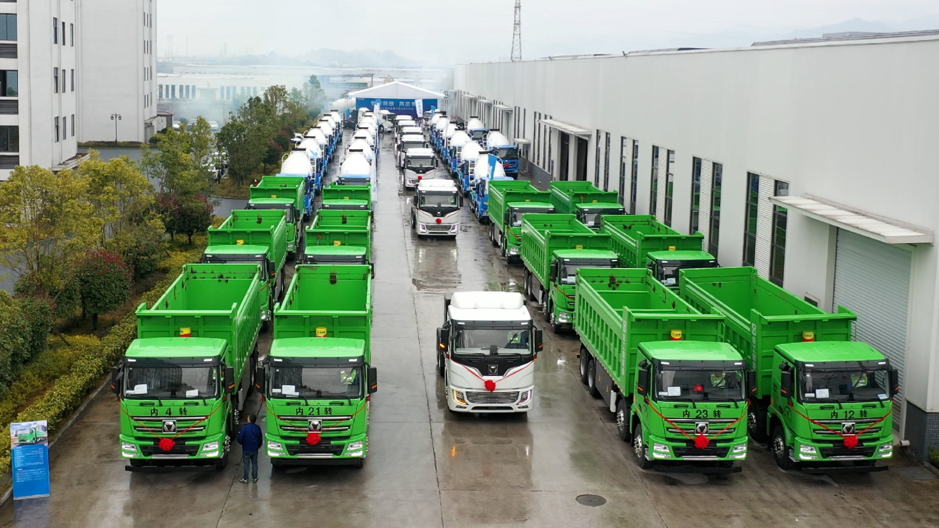  百台皇家国际新能源成套化运输设备交付盛况直击