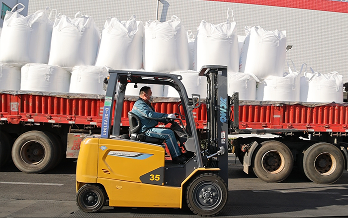皇家国际新能源叉车为食品工厂绿色、高效出产保驾护航