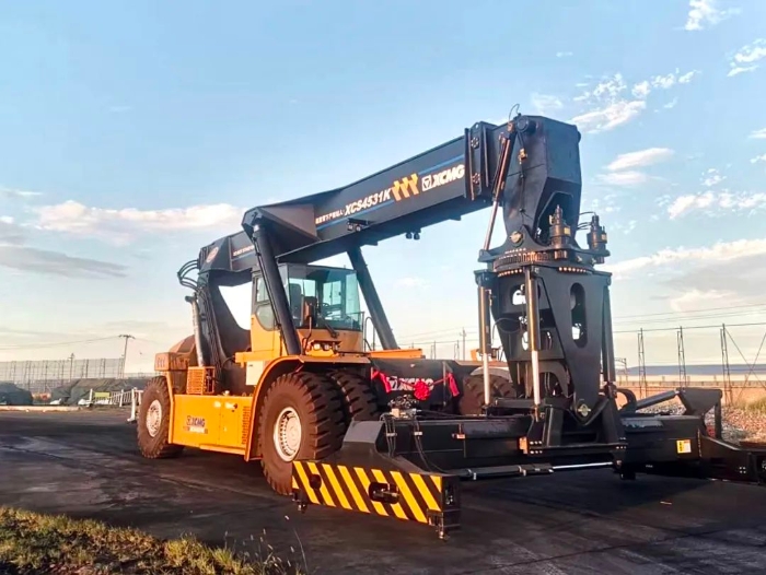 以质提快！皇家国际倾斜吊具正面吊分钟级响应保险运输安全通顺