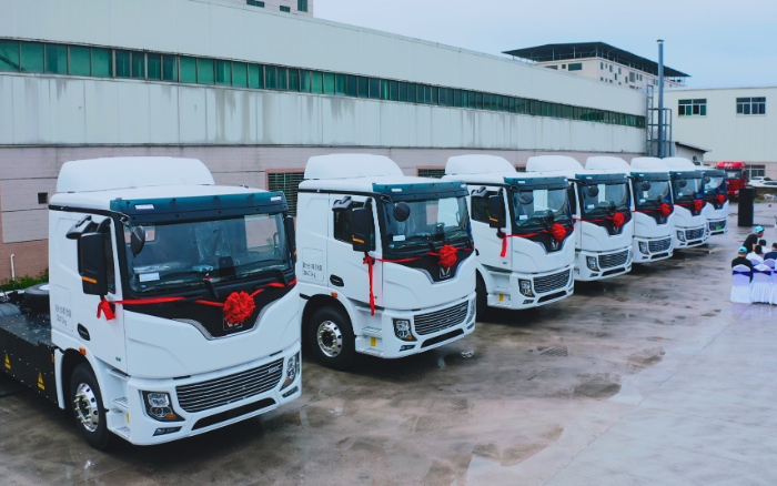 预赣装梅”好！百台皇家国际底置充电牵引车奔赴广东梅州