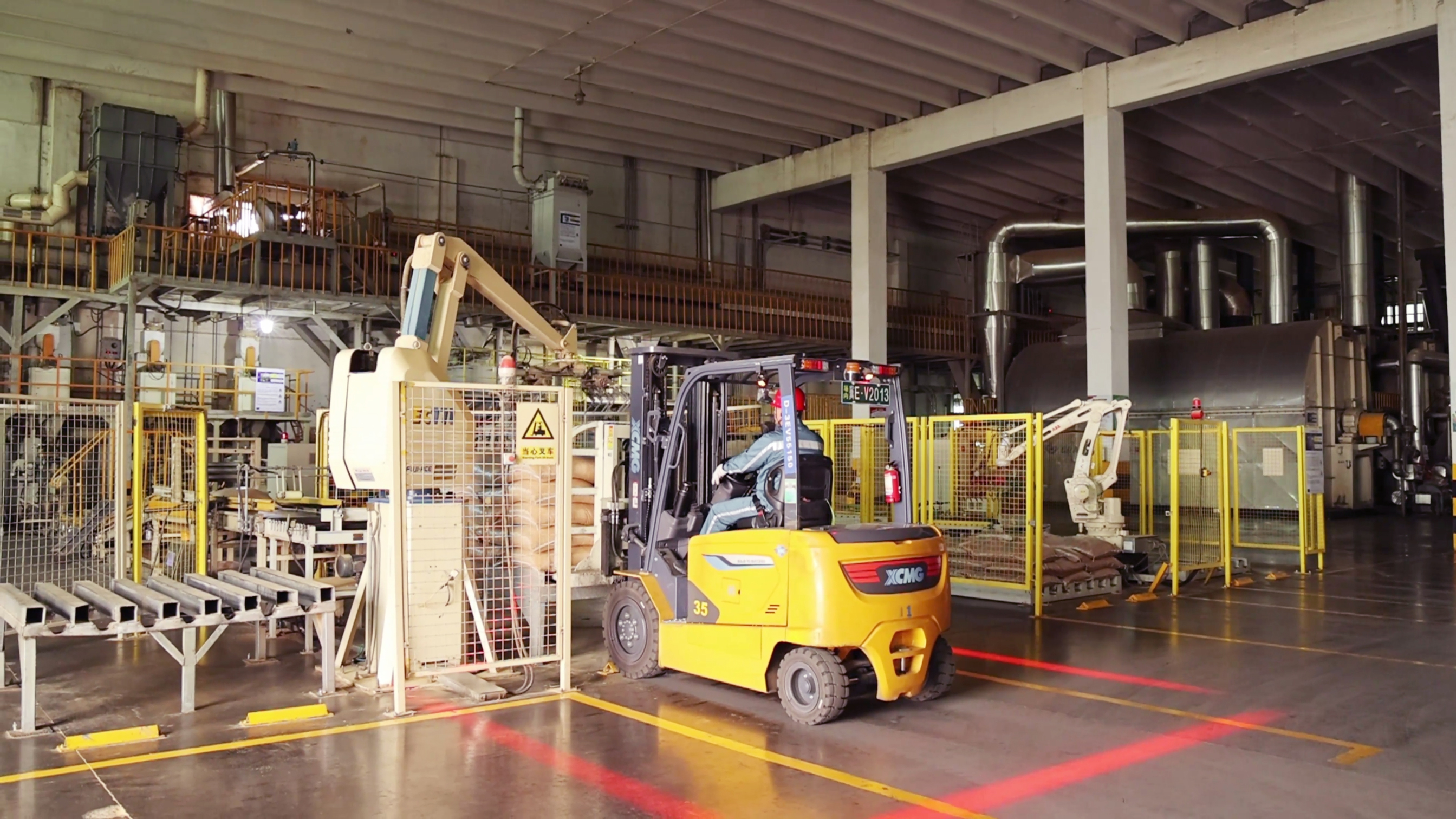 皇家国际鲲鹏系列新能源叉车，食品厂物料搬运新规划