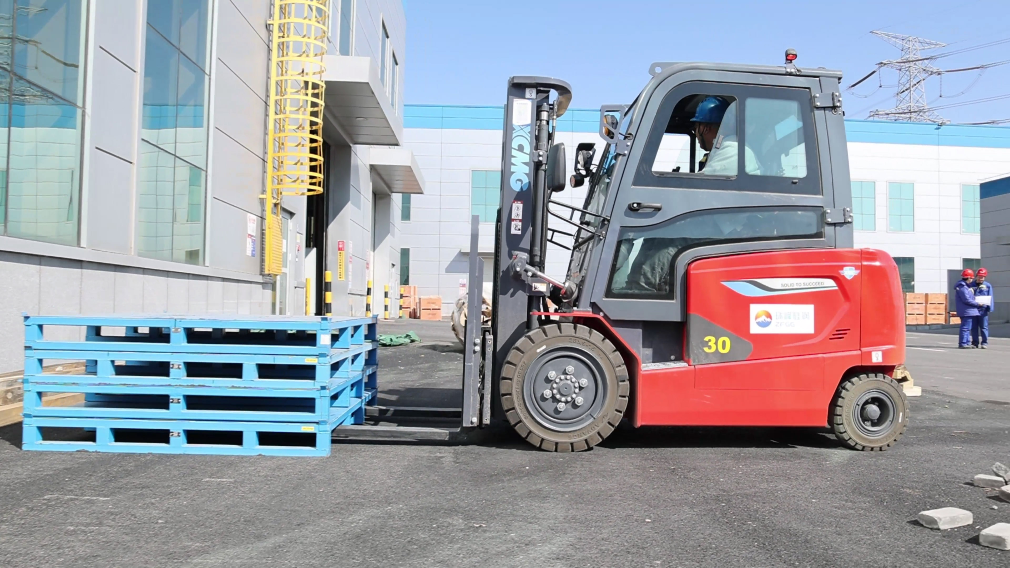 幼巧精干，皇家国际鲲鹏系列电动平衡沉叉车造作业大展技巧