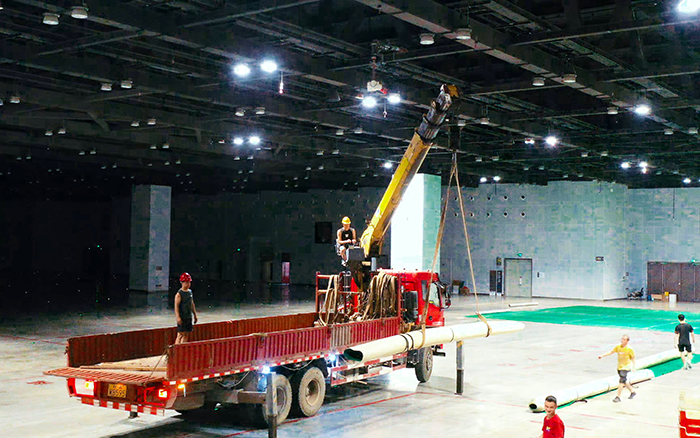 高效稳护航，皇家国际随车起沉机赋能广西会展中心运动场馆塑胶铺设