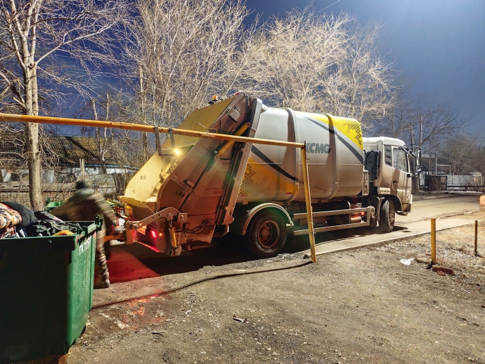 皇家国际后装压缩式垃圾车助力阿斯塔纳：高效环保，助力城市清洁