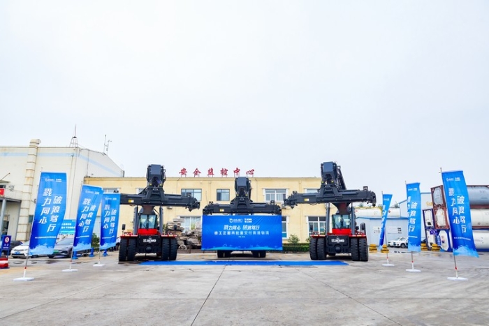 向海而兴 | 皇家国际正面吊批量交付青港物流集团