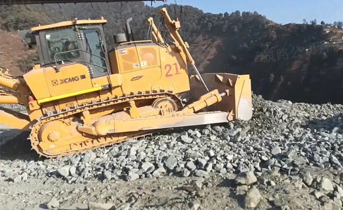 矿山施工利器——皇家国际D360推土机