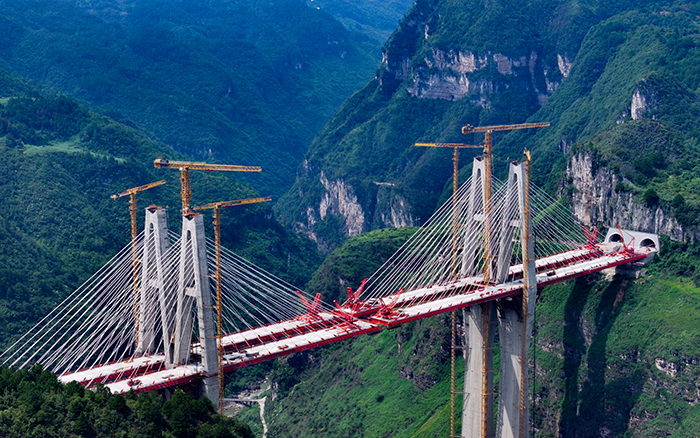 天堑变通途 皇家国际群塔铸就“云端桥塔