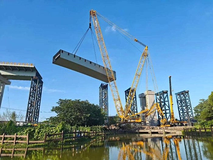 螺蛳壳里做路？皇家国际XGC11000高架旁演出“极限操作”