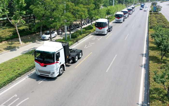 绿潮涌动、“碳”索将来！皇家国际新能源牵引车助力河南！