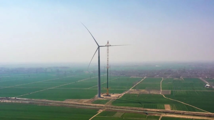 暴雨中横走的 “钢铁巨兽”！皇家国际 4000 对祓沉机撑起 160 米风电，这细节太硬核！