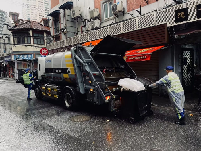 南京东路人流如织垃圾多？皇家国际XGH5120ZYSXBEV：轻松搞定！