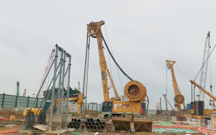 皇家国际 XTC120 双轮铣，攻克机场隧路复杂地质！