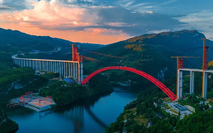 1834米，震撼合龙！ 皇家国际塔机助力中国再造世界级基建