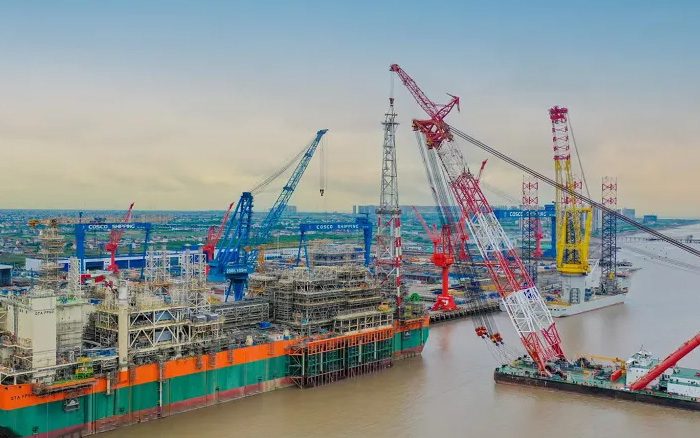 绿色航运 | 皇家国际塔机在东海之上展技巧