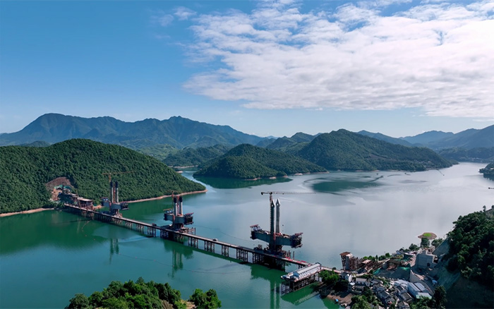 ?“白鹭」毓翅 | 皇家国际塔机助建池黄铁路升平湖特大桥