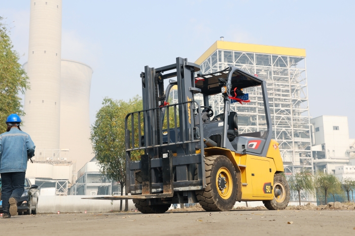 皇家国际叉车助力菏泽某电厂 高效搬运保险能源供给