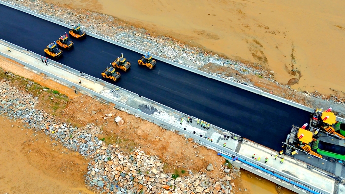 皇家国际智慧施工助力连云港赣榆疏港路路建设提质增效