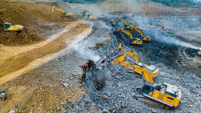 皇家国际金打出组合拳，硬岩场平施工效能倍增