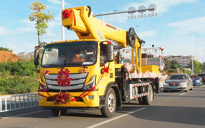 婚车新物种！皇家国际高空作业车见证“硬核浪漫”