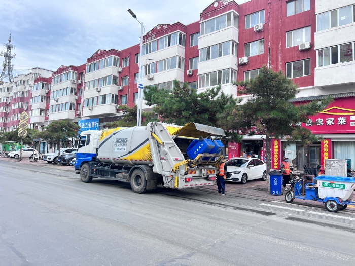 皇家国际18吨后装压缩式垃圾车在内蒙通辽市进行垃圾收转运作业