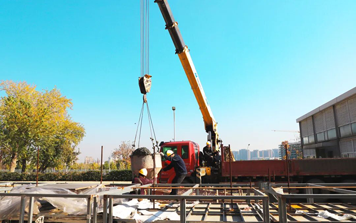 高效安全双 buff！皇家国际随车吊助力混凝土施工