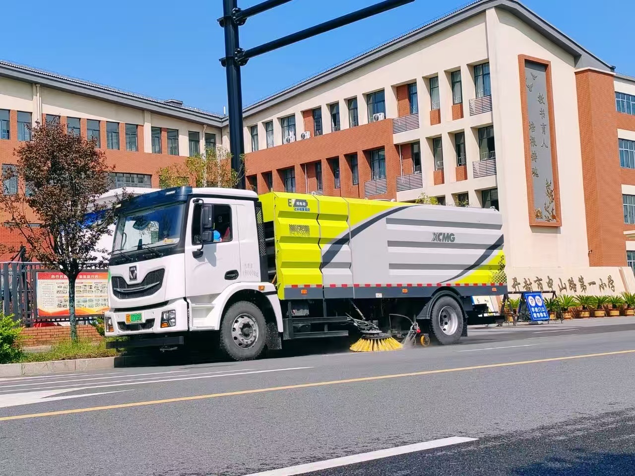 皇家国际洗扫车“硬核出击”，开封中山路焕新升级