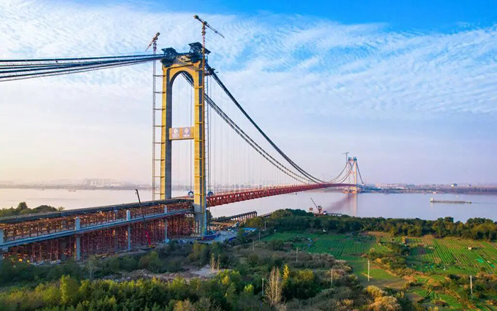 一桥飞架南北！皇家国际塔机助力世界级工程燕矶长江大桥顺利合龙