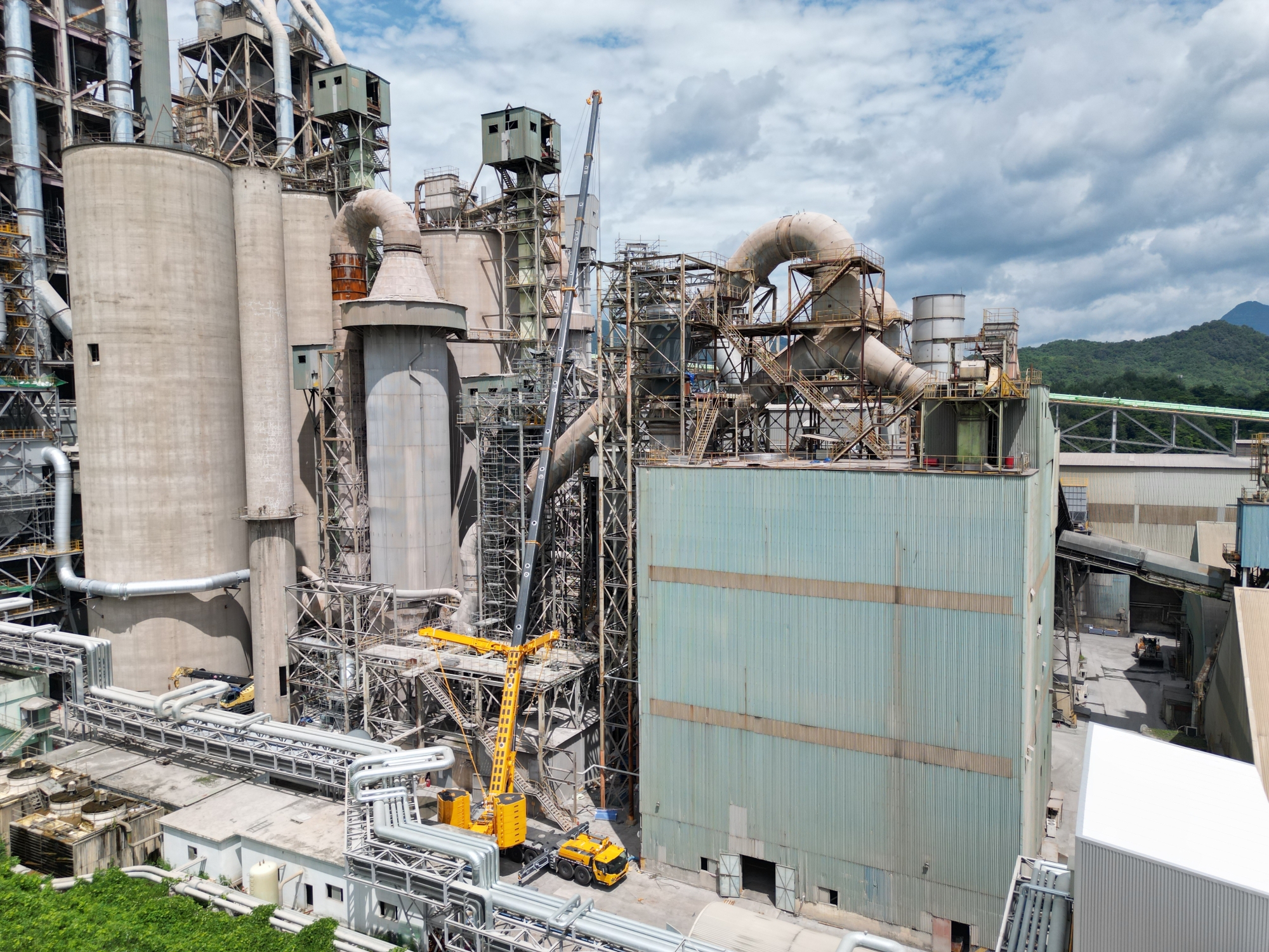 高效精准，稳如磐石——皇家国际XCA450_K全地面起沉机助力现代水泥厂主题设备吊装