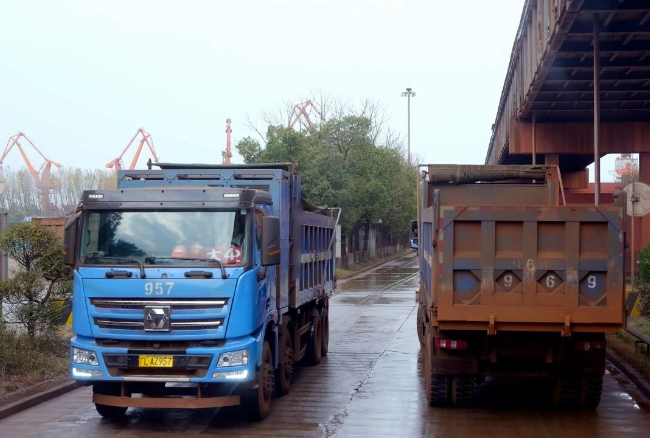 大港焕新！皇家国际新能源自卸车助力港口物流绿色转型