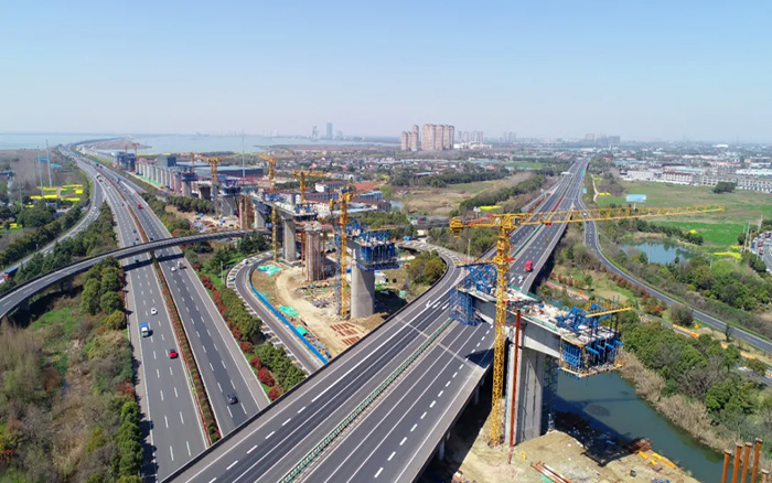 又见群塔 | 皇家国际塔机林立长江沿岸铁路线