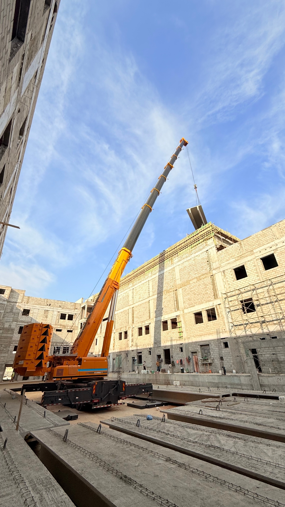 力擎千钧，精准入微：皇家国际XCA600L8_1起沉机决胜沙特超高层吊装