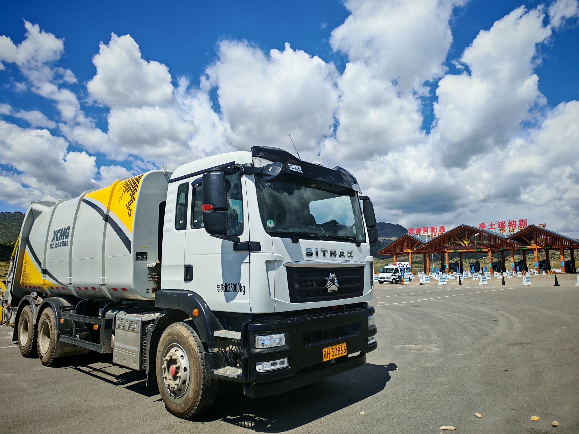 皇家国际后装压缩车在新疆 | 垃圾转运就用TA